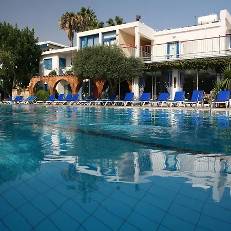 Green Bungalows Hotel Apartments 3* Айя-Напа